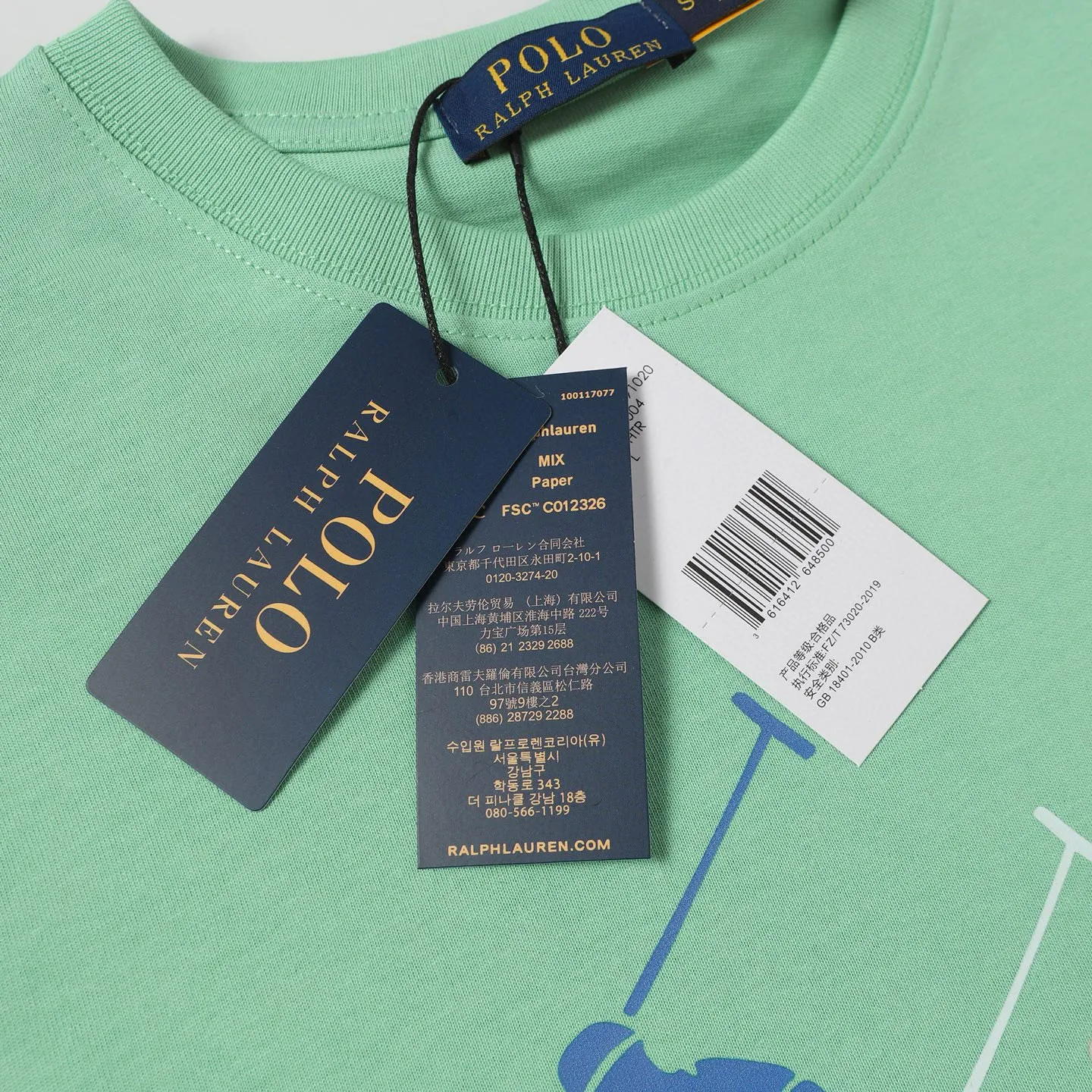 P130 Style number: 657 Ralph Lauren/Ralph Lauren 2025 new summer pure cotton 240g silicone Polo embossed round neck T-shirt. The main LOGO on the neck has a QR code mark, which can be scanned for verification. It uses 3D silicone three-dimensional English letter logo embossing to distinguish low-quality products on the market. 32 counts, 240g hydrophilic toner, 100% cotton fabric, comfortable and soft, highly breathable, focusing on high-end cost-effectiveness, needless to say good quality. Available in a variety of colors, both boys and girls can try this genderless style, giving them a yuppie tone in no time. Immerse yourself in your leisurely style, and have your own style in retro. Natural, vivid and very French romantic feelings, perfectly integrating youthful atmosphere and trend. Color: white, navy blue, light green Size: S-xL S Shoulder width 44 Bust 104 Sleeve length 23 Clothing length 72 M Shoulder width 45 Bust 108 Sleeve length 24 Clothing length 74 L Shoulder width 46 Bust 112 Sleeve length 25 Clothing length 76 xL Shoulder width 47 Bust 116 Sleeve length 26 Clothing length 78